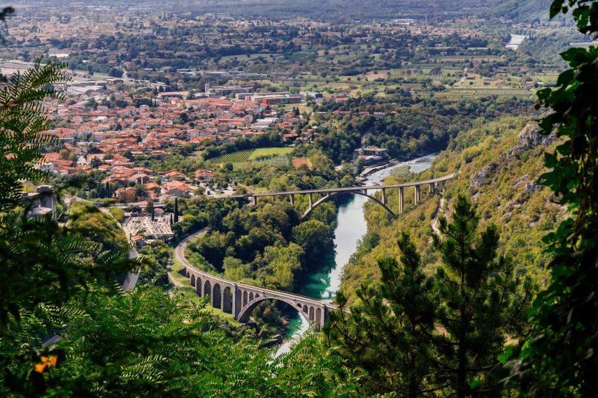 Nova Gorica látképe az Isonzó folyó fölött átívelő Solkan-híddal. Fotó: Ernad Ihtijarević / Mediaspeed / Szlovén Idegenforgalmi Hivatal