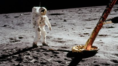 Buzz Aldrin a Holdon fotó  Neil A. Armstrong  NASA.jpg