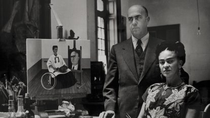 Gisèle Freund_ Frida Kahlo Juan Farill orvossal 1951 Diego Rivera & Frida Kahlo Archives 01 crop.jpg