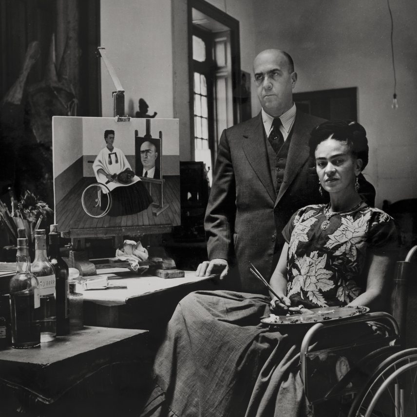 Gisèle Freund_ Frida Kahlo Juan Farill orvossal 1951 Diego Rivera & Frida Kahlo Archives 01.jpg