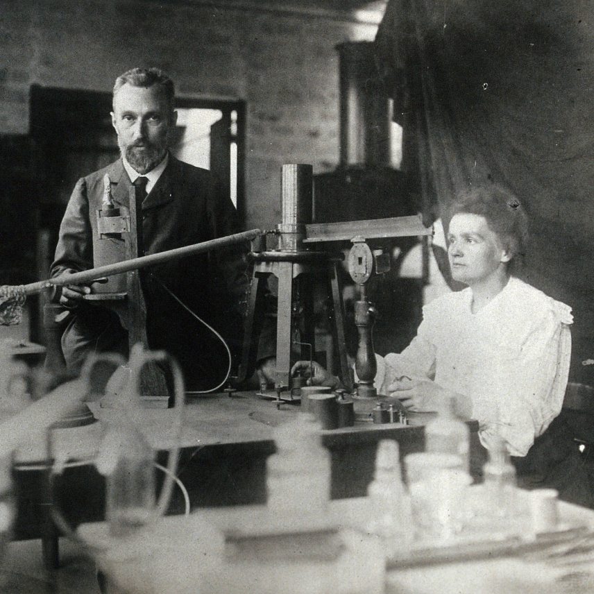Pierre és Marie Curie párizsi laboratóriumukban 1900 körül. Fotó: Wellcome Collection