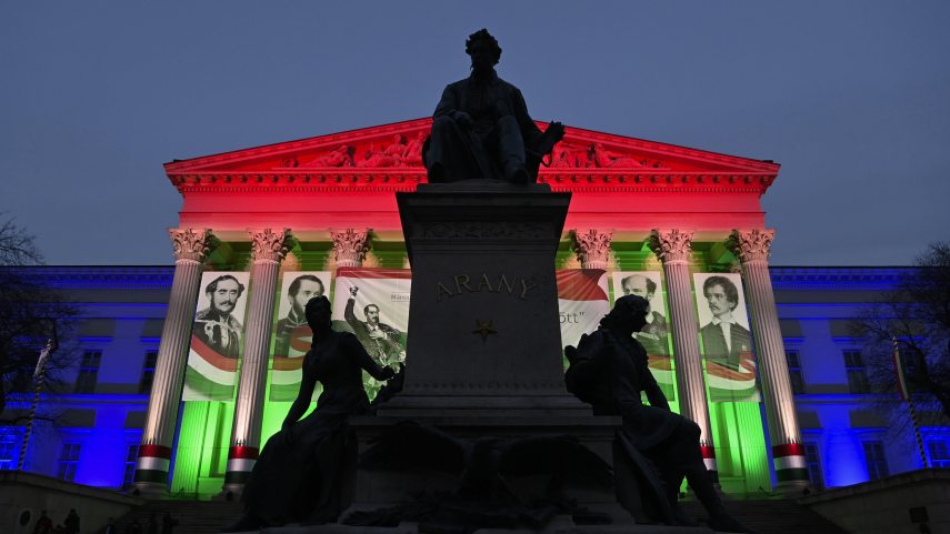 Budapest, 2024. március 15.
Ünnepi fényfestés a Magyar Nemzeti Múzeum homlokzatán az 1848-49-es forradalom és szabadságharc 176. évfordulóján, 2024. március 15-én.
MTI/Kovács Tamás