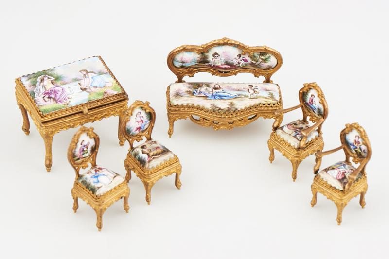  Miniatűr bútorgarnitúra - zománcfestésű zsánerjelenetekkel, 19. század 2. fele, Ausztria.jpg