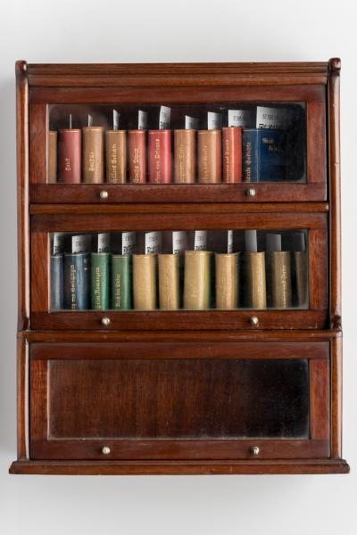 Miniatűr bútor - Lingel-rendszerű könyvszekrény, Schunda Hangszer Üzem, 20. század eleje, Budapest.jpg