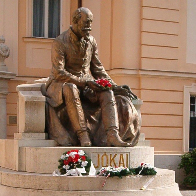 Revkomarom-jokai-szobor.jpg