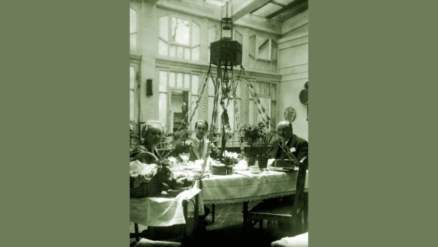 Grosschmid Géza, Grosschmid Gézáné és fiuk, Márai Sándor a húsvéti asztalnál Kassán, 1925 körül, ismeretlen fotója. Kép forrása: az MNMKK PIM gyűjteménye