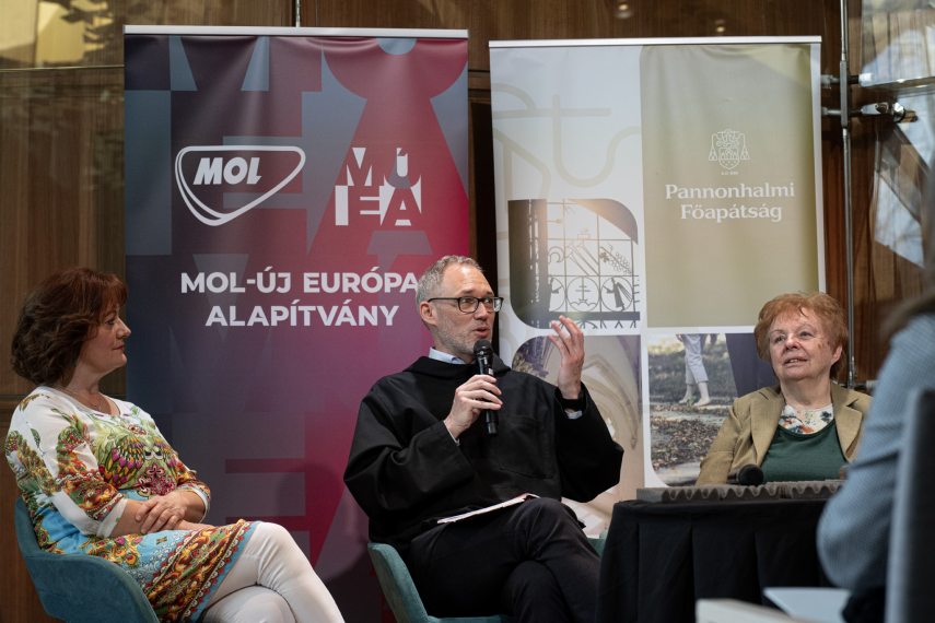Simon Izabella, Dejcsics Konrád és Rakovszky Zsuzsa az Arcus Temporum fesztivál sajtótájékoztatóján 2025. április 7-én. Fotó: Hajdú D. András