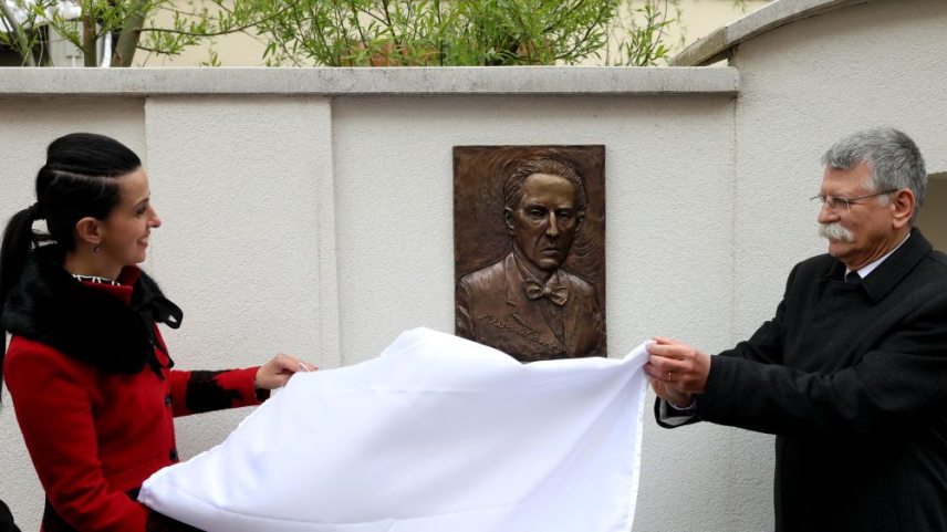 Koncz Zsófia és Kövér László  leleplezik Márai Sándor író domborművét Tokajban. Fotó: MTI/Vajda János