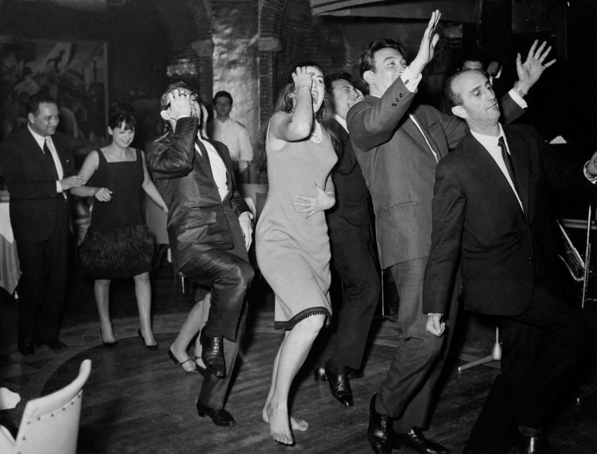 Hully Gully tánc egy párizsi kabaréban 1962-ben. Fotó: AFP