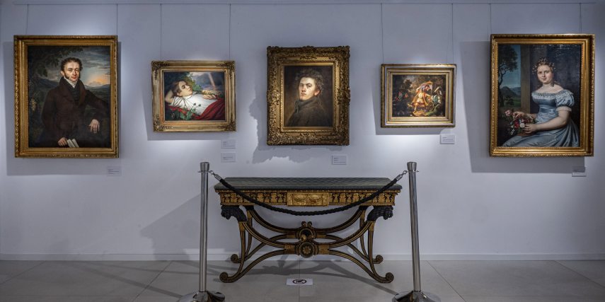 Budapest, 2023. október 19.

Rombauer János Ismeretlen (eperjesi?) férfi képmása (1825), Kovács Mihály Alvó gyermek (1850), Székely Bertalan Önarckép (1860), Kovács Mihály Gara Nádor megvédi Mária királynőt (1864) és Rombauer János Ismeretlen (eperjesi?) hölgy képmása (1825) című festmények (balról jobbra) a 250 éves a BÁV - A múlt záloga, a jövő értéke - különleges műtárgyak, festmények és ékszerek a BÁV múltjából, jelenéből című jubileumi kiállításon a BÁV Art Aukciósház és Galériában 2023. október 19-én. A kiállításon 250 különleges műtárgy, festmény, ékszer és bútor látható, amelyek az 1773-ban alapított cég, valamint Magyarország múltjából és jelenéből mutatnak meg egy-egy fontos értéket.

Készítette: Szigetváry Zsolt
Tulajdonos: MTI/MTVA
Fájlnév: ADSZZS202310190010