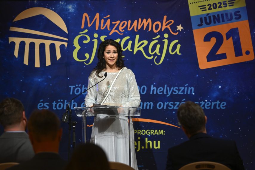 A Múzeumok éjszakája sajtótájékoztatója
Szöveg
Gödöllő, 2025. június 10.

Gubás Gabi színművész, a Múzeumok éjszakája nagykövete beszédet mond a rendezvénysorozatról tartott sajtótájékoztatón a Gödöllői Királyi Kastélyban 2025. június 10-én.

MTI/Purger Tamás

Azonosító
D_PRG20250610025

Korlátozások és megjegyzések

Háttérinformáció

Személyek
GUBÁS Gabi