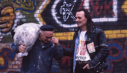 Nagy Feró a Fekete Lyuk előtt 1991-ben. Fotó: Urbán Tamás / Fortepan