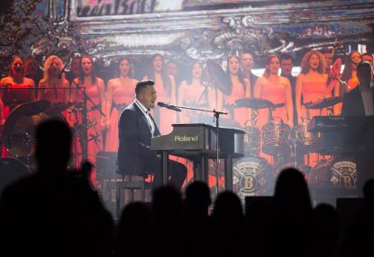 Kovács Ákos Kossuth-díjas előadóművész koncertje az 1956-os forradalom és szabadságharc 60. évfordulója alkalmából rendezett Szabadságkoncerten. Fotó: Mohai Balázs / MTI