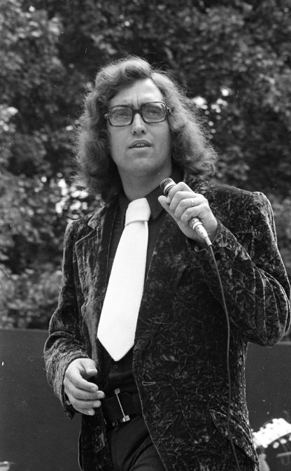 Újszegedi Szabadtéri Színpad, Máté Péter énekes, zeneszerző. A felvétel a VII. Szegedi Ifjúsági Napok alkalmával készült. Fotó: Fortepan / Urbán Tamás