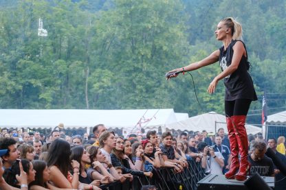 Pásztor Anna az Anna and the Barbies koncertjén a 30. Bálványosi Nyári Szabadegyetem és Diáktábor (Tusványos) harmadik napján 2019. július 26-án az erdélyi Tusnádfürdőn. Fotó: Veres Nándor / MTI