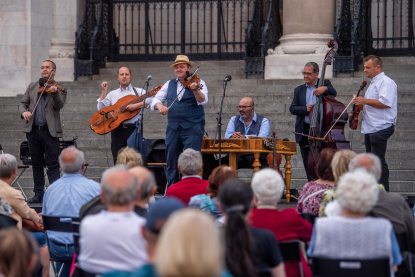 Pál István Szalonna és együttese a Szalonna és Bandája koncertje az Országház előtti Kossuth téren a nemzeti összetartozás napján, 2021. június 4-én. Fotó: Balogh Zoltán / MTI