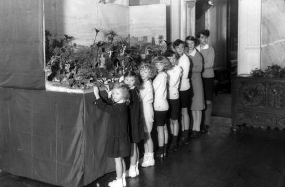 Habsburg-gyerekek a betlehemnél, (b-j): Erzsébet, Sarolta, Rudolf, Károly Lajos, Félix, Róbert, Etelka és Ottó. Fotó: Fortepan / Habsburg Ottó Alapítvány