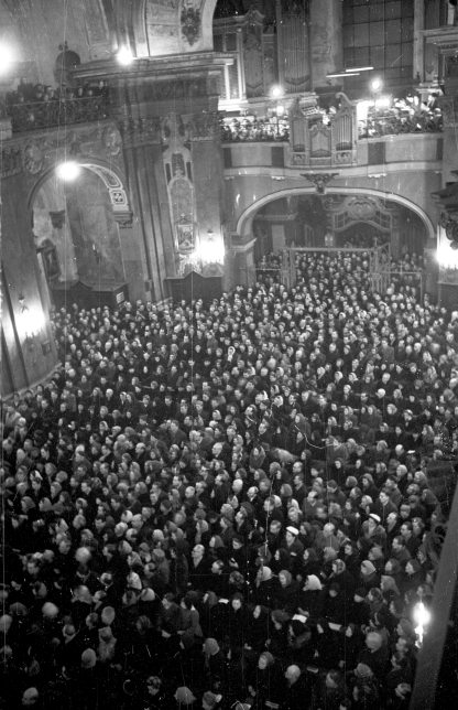 Ferenciek tere, Belvárosi Ferences templom. Fortepan / Hámori Gyula