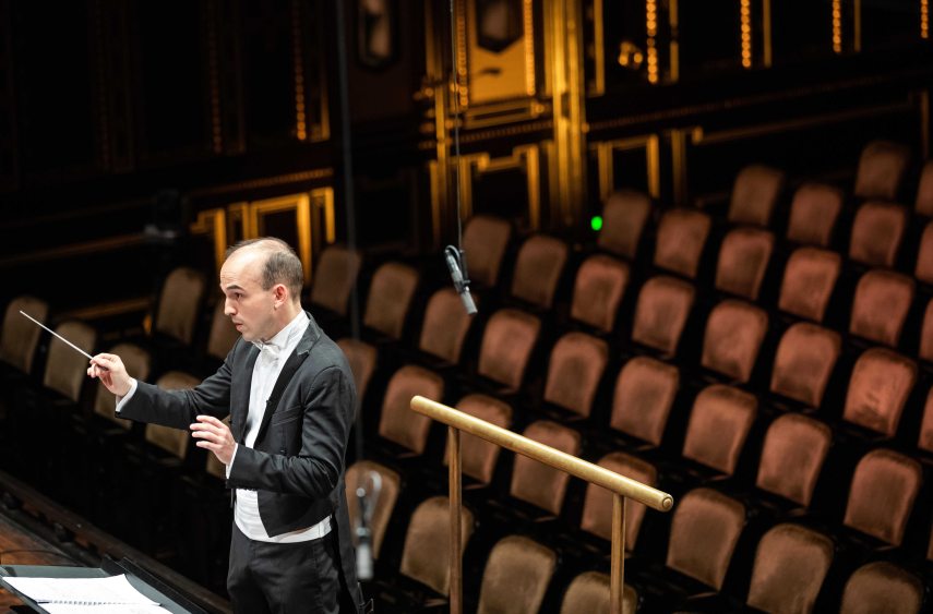 Koronavírus - Online-koncertet adott az Óbudai Danubia Zenekar a Zeneakadémián

Budapest, 2020. március 13.

Hámori Máté vezényel az Óbudai Danubia Zenekar Kurtág/Haydn/Dvoøák című koncertjén a Zeneakadémia Nagytermében 2020. március 13-án. A koronavírus-veszély miatt zárt ajtók mögött tartott hangversenyt élőben közvetítették online-felületeken.

Készítette: Mohai Balázs
Személyek: Hámori Máté
Tulajdonos: MTI/MTVA
Fájlnév: ADMOHA202003130001
Láthatóság: regisztrációhoz kötött
Kiadás dátuma: 2020-03-13