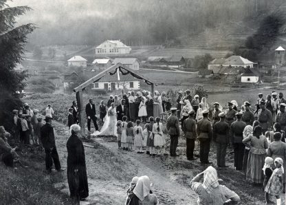 Iglóhuta, középen keresztbe a Horská ulica, a jegyespár a Szent Cirill és Metód-templomba tart az esküvőjükre 1933-ban. Háttérben az iskola, és mellette a temető. Fotó: Bor Dezső / Fortepan