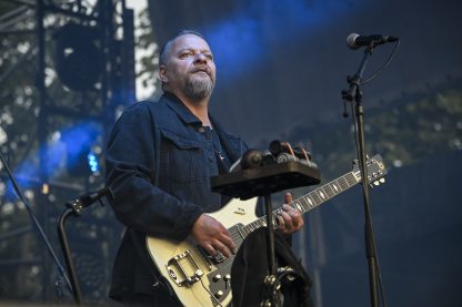 Nyerges Attila gitáros, énekes az Ismerős Arcok zenekar koncertjén a Szent István-napi programsorozathoz kapcsolódó Retro Tabán zenei rendezvényen 2023. augusztus 19-én. Fotó: Hegedűs Róbert / MTI