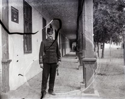 Budapesti főút 37., honvéd huszárlaktanya (később Katona Lajos Városi Könyvtár). A "M. kir. váczi 6. Hon­véd huszár ezred 4. század körlete". Fotó: Fortepan / Kurutz Márton