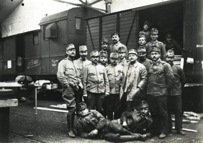 Katonák 1913-ban. Fotó: Magyar Műszaki és Közlekedési Múzeum / Témagyűjtemény / Vértes Vilmos István gyűjteménye / Fortepan