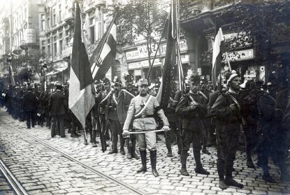 Erzsébet körút, a felvétel a 37. számú ház előtt készült. Balra a háttérben a Dob utca sarkán álló épületek láthatók. Fotó: Fortepan / Lőcsei (Tóth) Péter