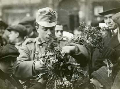 Bevonulás. Fotó: Müllner János / Országos Széchényi Könyvtár / Fortepan
