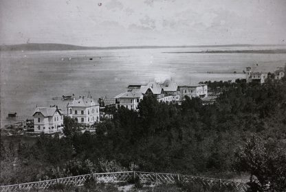 Villák és üdülők Balatonföldváron, a nyugati partszakaszon a mai Kvassay sétány mentén. A felvétel 1899-ben készült. Fotó:  Magyar Műszaki és Közlekedési Múzeum / Történeti Fényképek Gyűjteménye / Fortepan