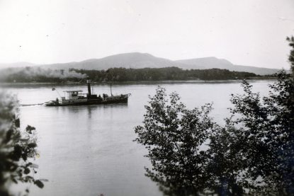 Alsógöd 1926-ban (ekkor önálló, ma a város része), kilátás a Szentendrei-sziget és a Visegrádi-hegység felé. Fotó:  Gödi Digitális Fotóarchívum / Fortepan