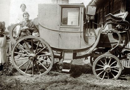 Szerbia, Paraćin, Kossuth Lajos felesége és gyermekei ezzel a hintóval menekültek a szabadságharc leverése után Szerbiába. Háttérben a Szentháromság-templom (Crkva Svete Trojice). Fotó: Fortepan / Wittner Lucia