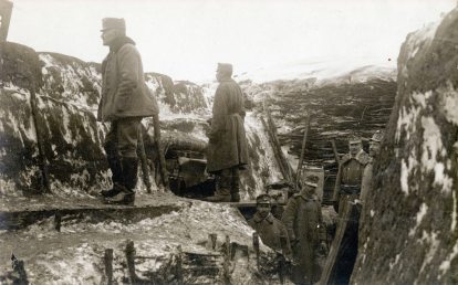 Lövészárok 1915-ben. Fotó: Fortepan / Visnyovszky Éva