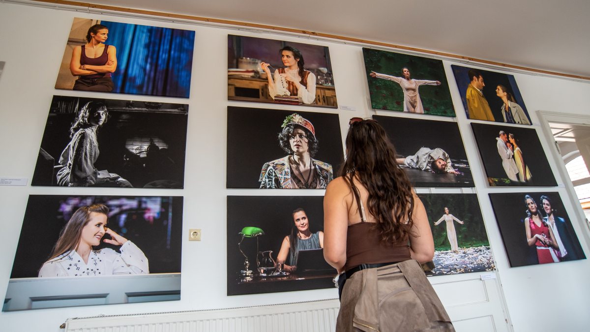 A tavaly elhunyt Tompos Kátya színművész, énekes emlékére rendezett kiállítás a 18. Ördögkatlan Fesztiválon Nagyharsányban. Fotó MTI Kacsúr Tamás.jpg