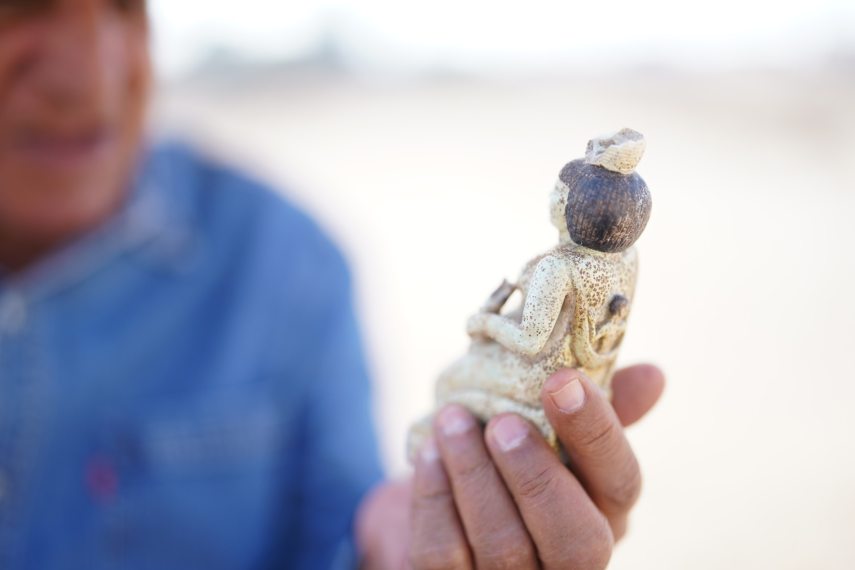 Gyermeket hátán, gazellát ölében tartó nő - mészkő szobrocska.jpg