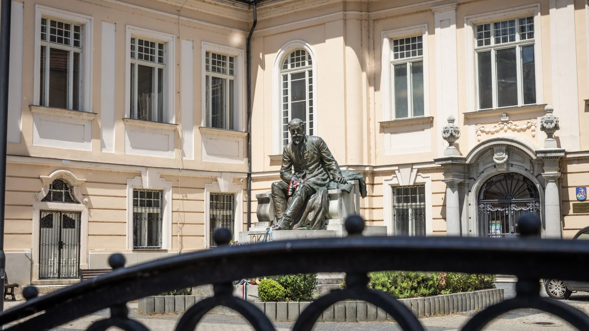 EA__3243 Jókai szobra Komáromban.jpg