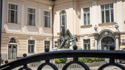 EA__3243 Jókai szobra Komáromban.jpg