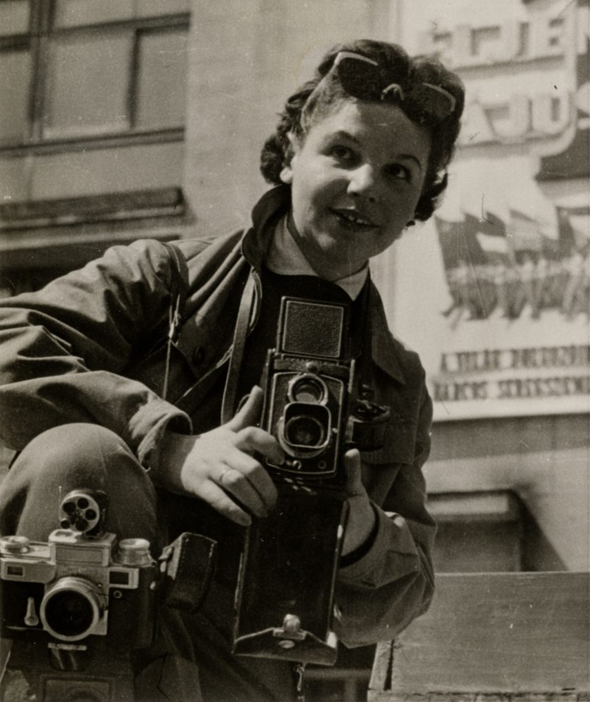 Ács Irén a munka ünnepén egy felvonulást fotóz. 1959. május 1..jpg