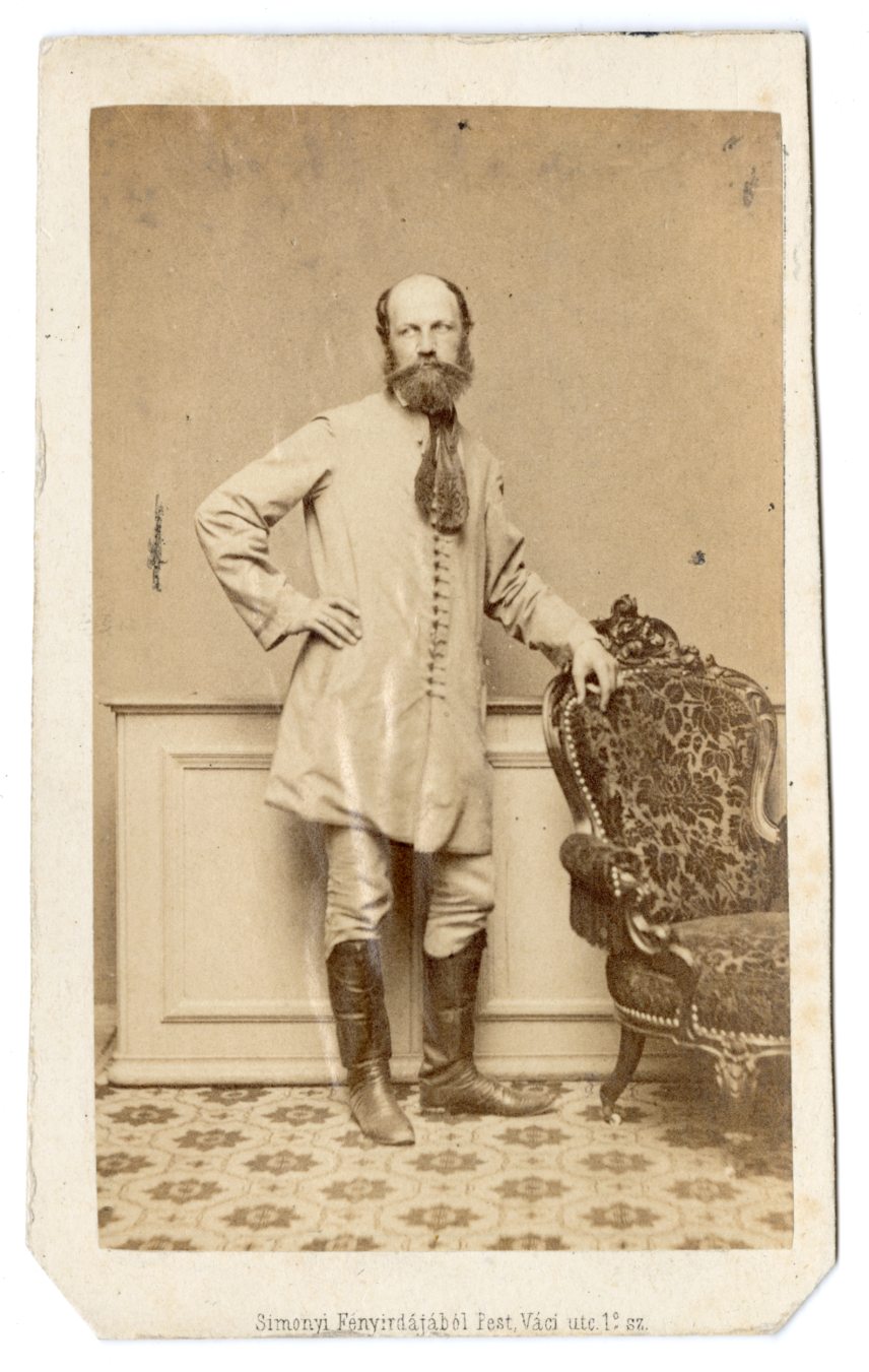 Jókai Mór Egész alakos képmása.jpg