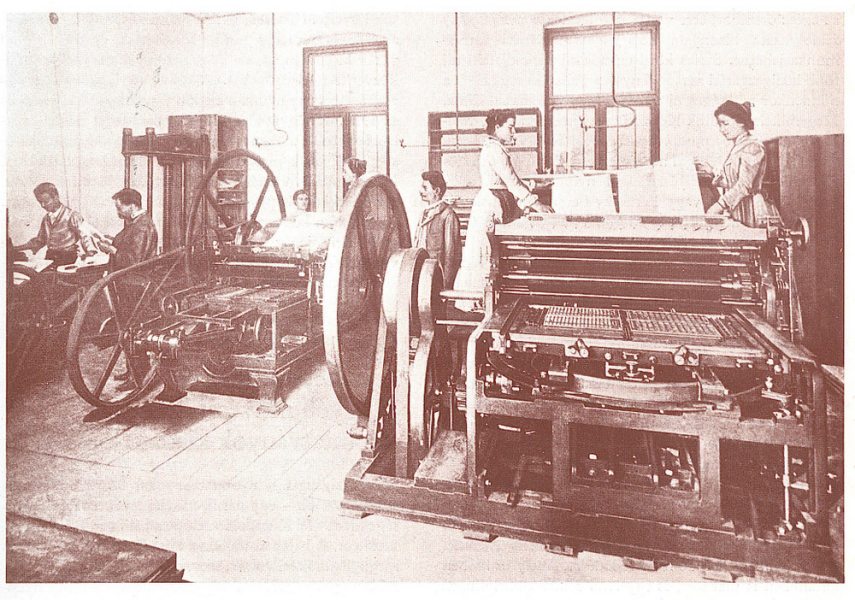 Gépterem Diamant nyomdagéppel. Baloldalt az 1889-ben vásárolt, kézzel hajtott Löser-féle gyorssajtó. Klösz György felvétele. In. Kalászok és kévék. Modern antológia. Gyoma, Kner Ny. 1902.jpg