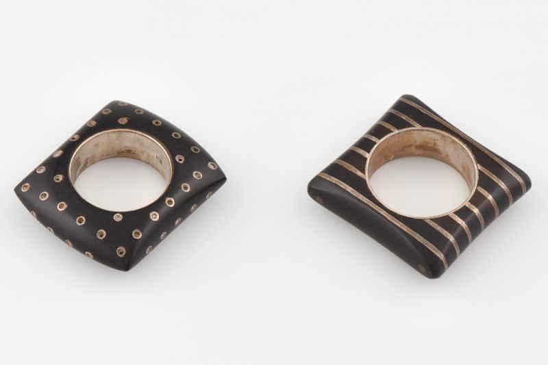 Gyűrűpár - Ezüst-ebonit I. (Jermakov Katalin, 1996).jpg