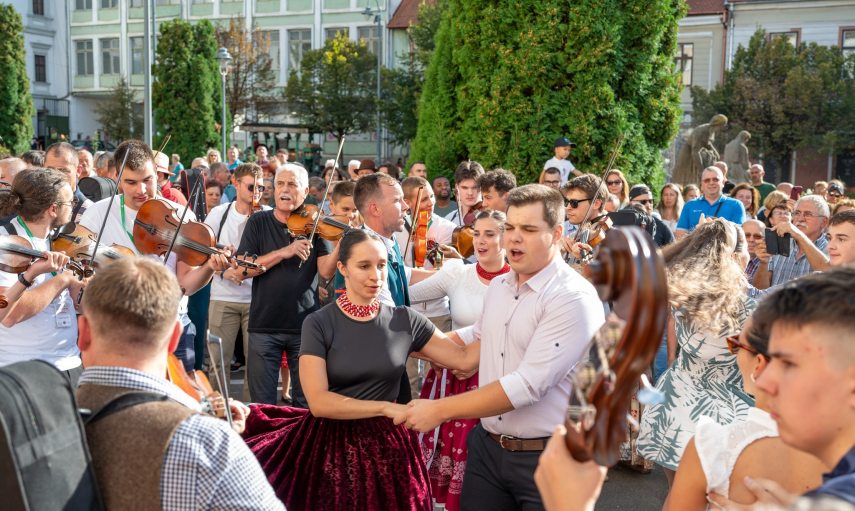 Utcai táncos forgatag Székelyudvarhelyen.jpg