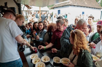 Kóstolás a gyimesi gasztrofesztiválon.jpg