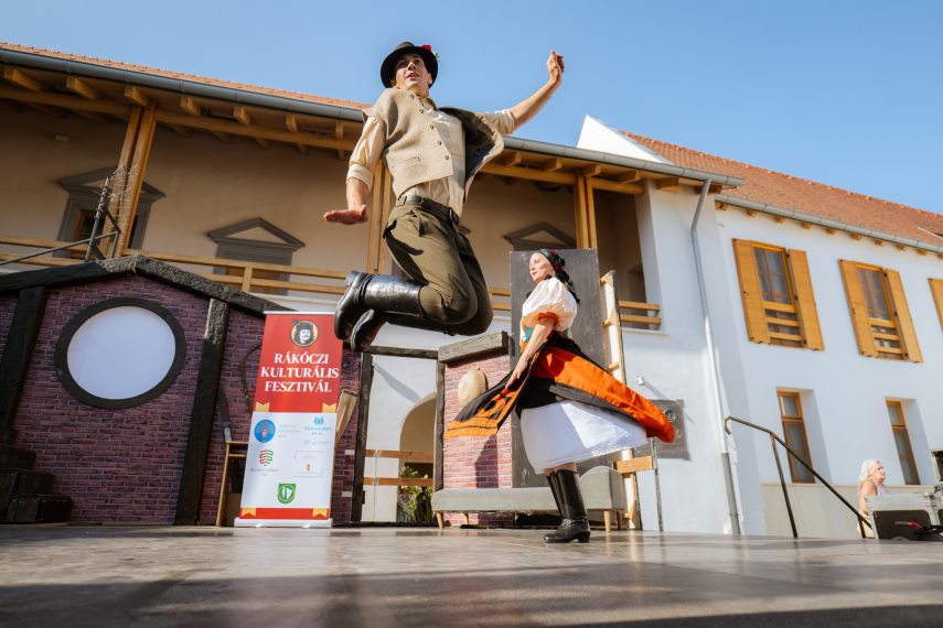 Emelkedett hangulat a borsi Rákóczi-kastélyban.jpg