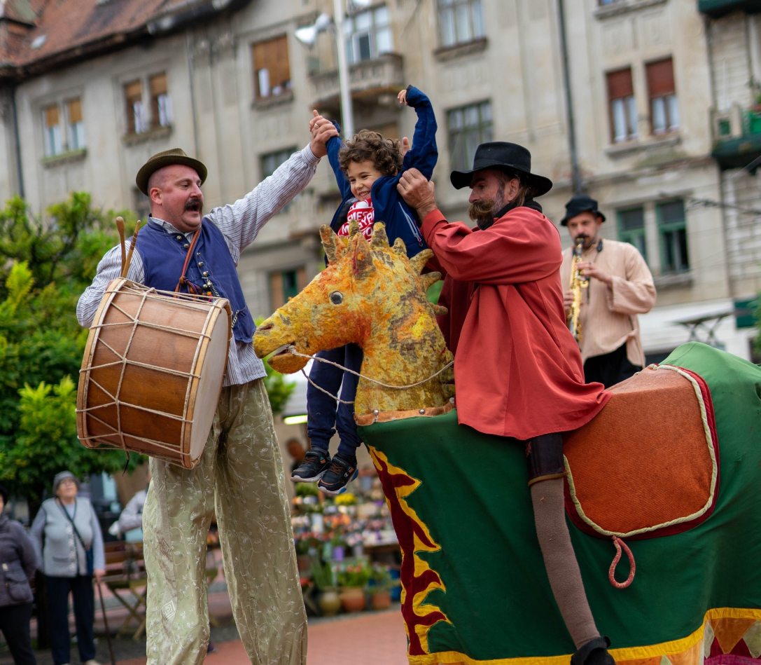 Maskarás gólyalábasok a temesvári utcán.jpg