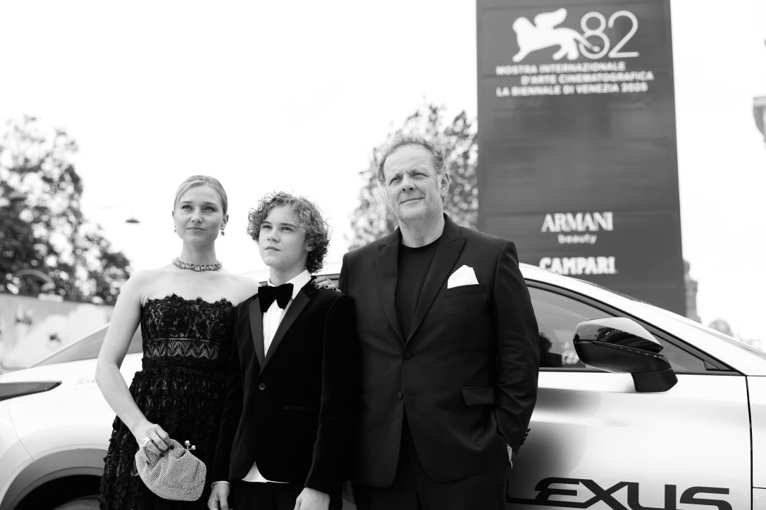 104469-RED_CARPET_-_ORPHAN_-_Andrea_Waskovics__Bojtorj__n_Bar__bas_and_Gr__gory_Gadebois__Credits_Jacopo_Salvi_La_Biennale_di_Venezia_-_Foto_ASAC___2_.jpg