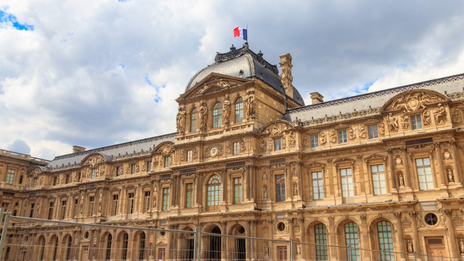 Louvre múzeum.jpg