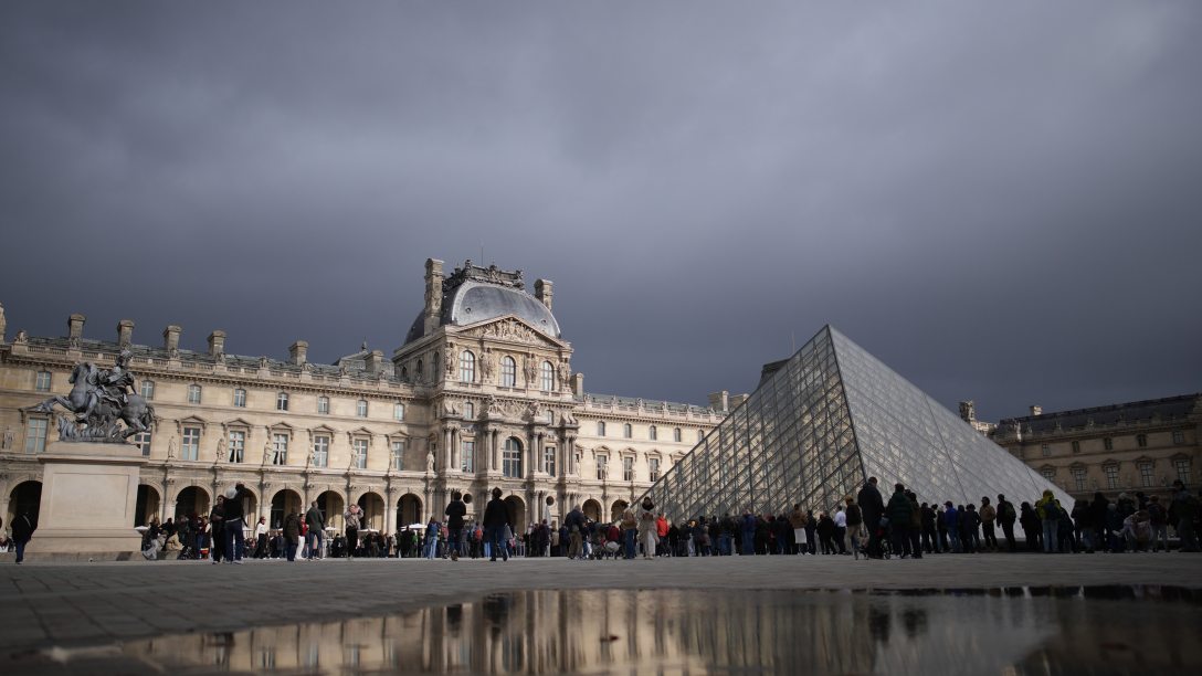 Louvre külső.jpg