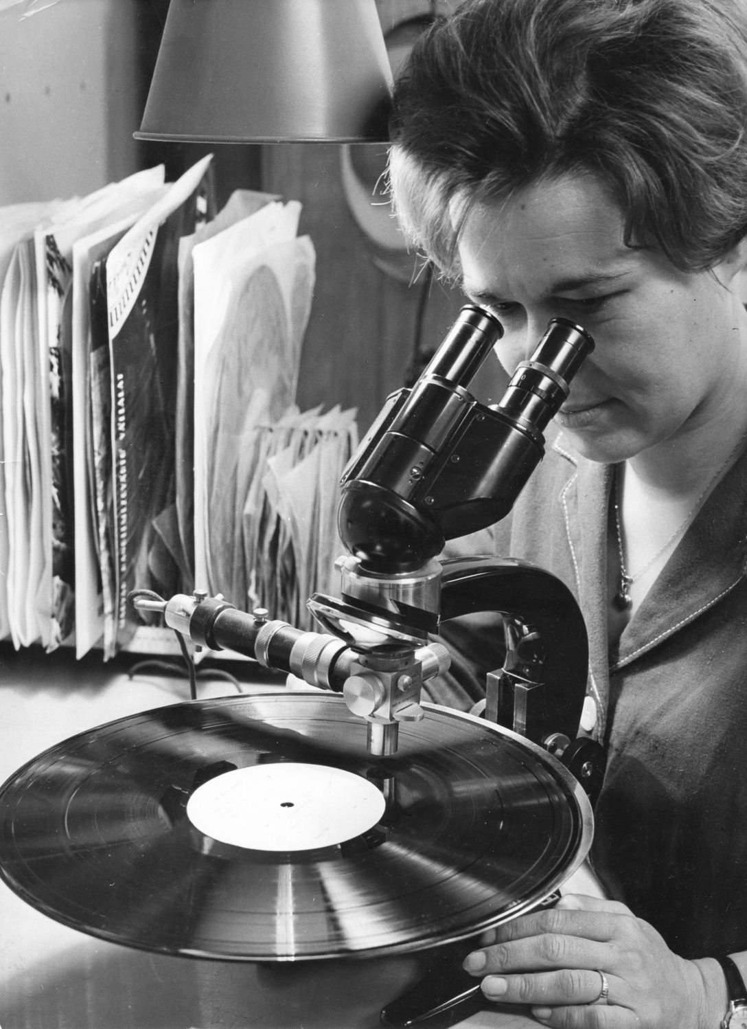 Minőségellenőrzés a Magyar Hanglemezgyártó Vállalatnál 1970-ben. Fotó: Fortepan / Fortepan