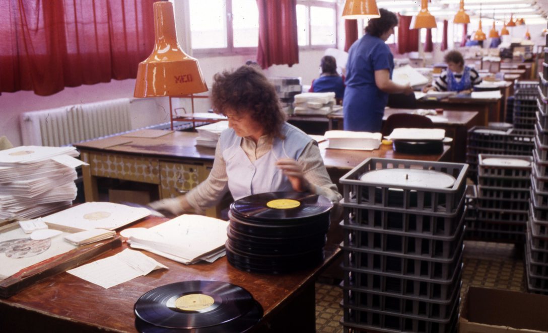 A Magyar Hanglemezgyártó Vállalat Dorogi Hanglemezgyára 1990-ben. Fotó: Fortepan / Urbán Tamás